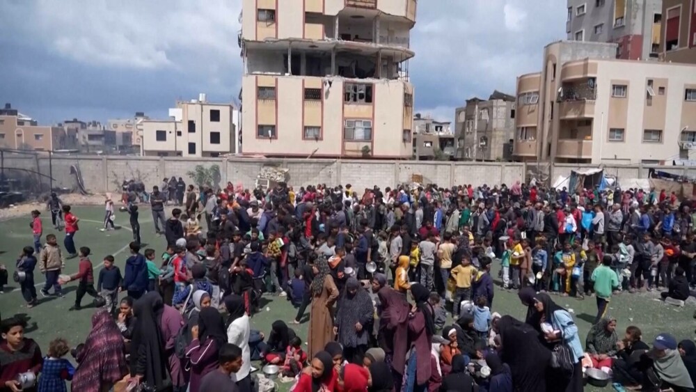 Palestinienii așteaptă ore întregi pentru o porție de orez gratis, în Fâșia Gaza. „Nu există mâncare, nici apă de băut” - Imaginea 5