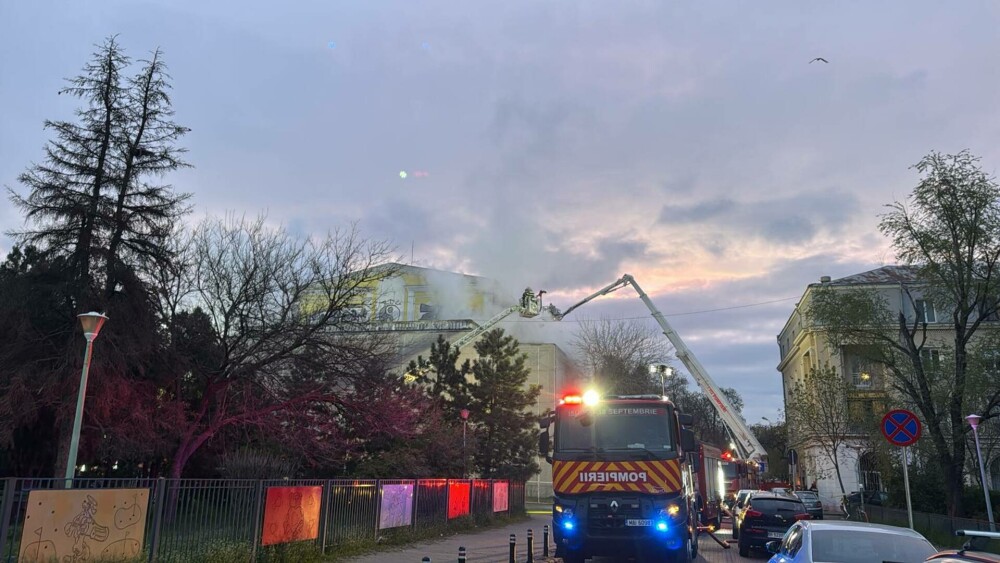 Incendiu la fosta clădire a Teatrului ”Masca” din București. Pompierii au intervenit cu 12 autospeciale și 3 autoscări - Imaginea 1
