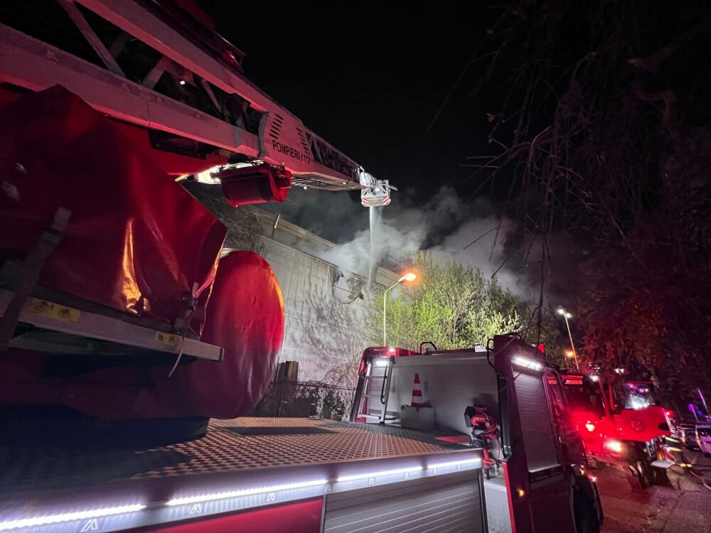 Incendiu la fosta clădire a Teatrului ”Masca” din București. Pompierii au intervenit cu 12 autospeciale și 3 autoscări - Imaginea 2