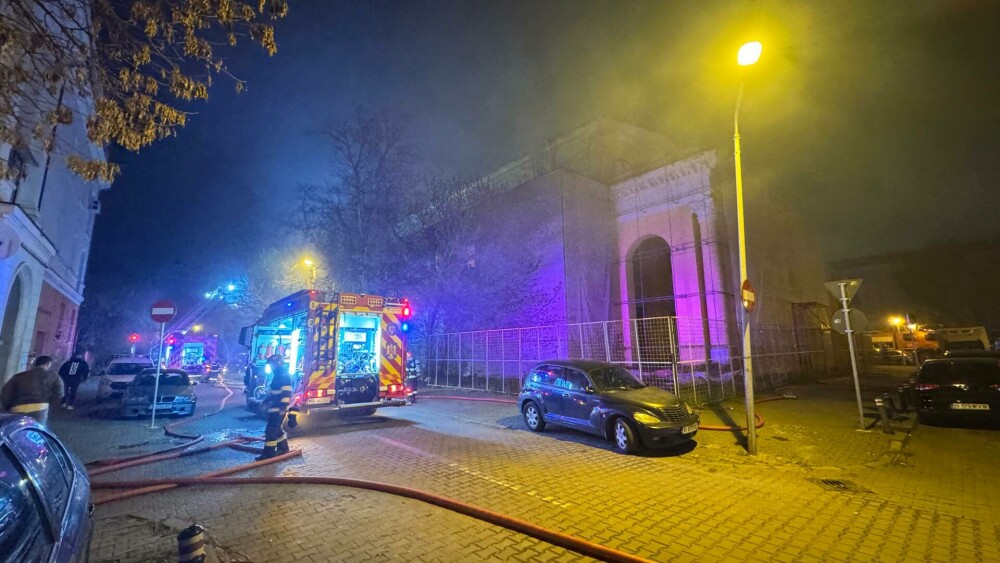 Incendiu la fosta clădire a Teatrului ”Masca” din București. Pompierii au intervenit cu 12 autospeciale și 3 autoscări - Imaginea 3