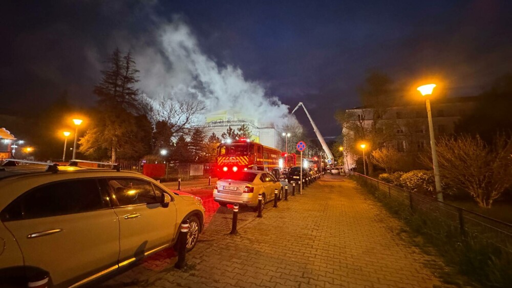 Incendiu la fosta clădire a Teatrului ”Masca” din București. Pompierii au intervenit cu 12 autospeciale și 3 autoscări - Imaginea 4