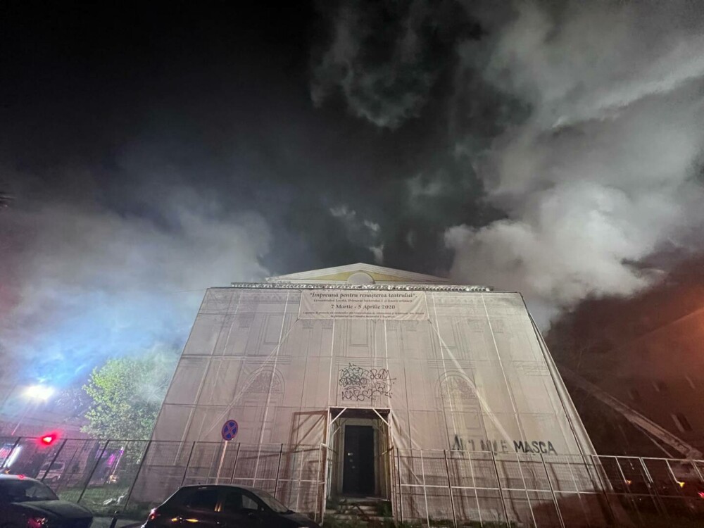 Incendiu la fosta clădire a Teatrului ”Masca” din București. Pompierii au intervenit cu 12 autospeciale și 3 autoscări - Imaginea 5