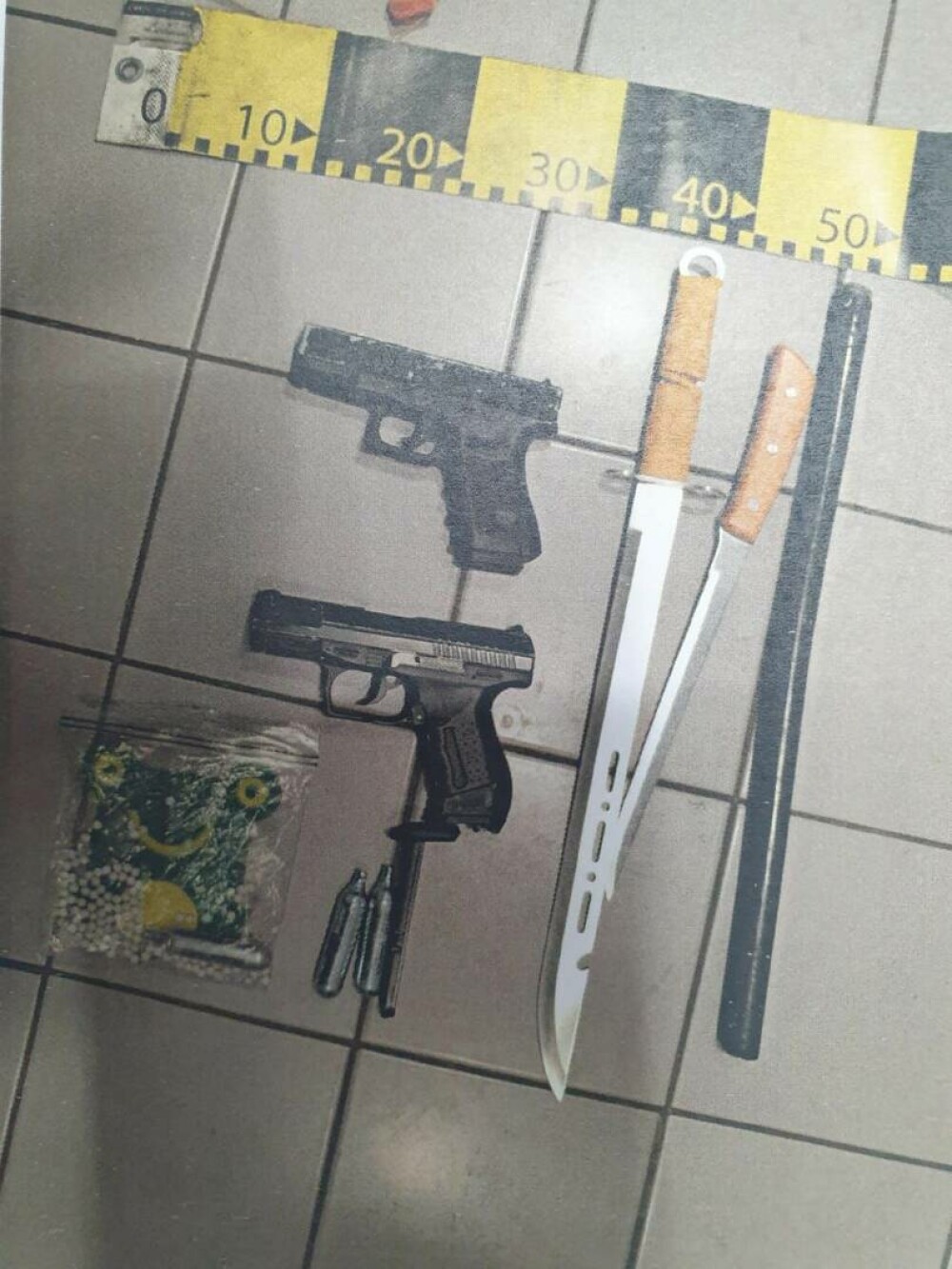Surse: 12 tineri din Ilfov au fost prinși cu cocktailuri Molotov, pistoale airsoft și alte arme la un mall din București - Imaginea 2