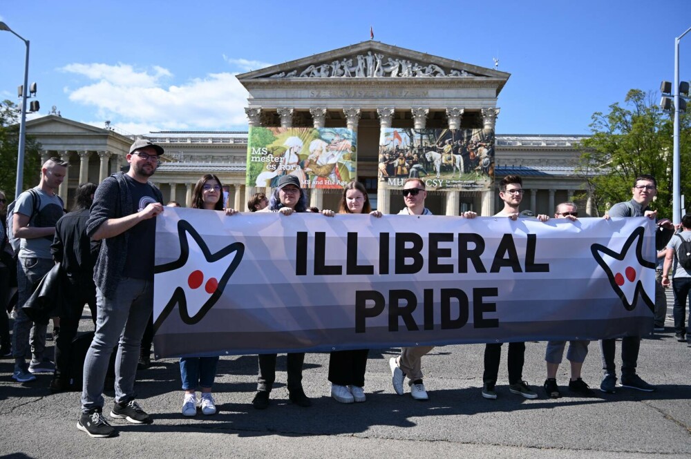 Protestatarii maghiari ironizează măsurile anti-LGBT ale lui Viktor Orban. „Să fim toţi la fel” - Imaginea 1