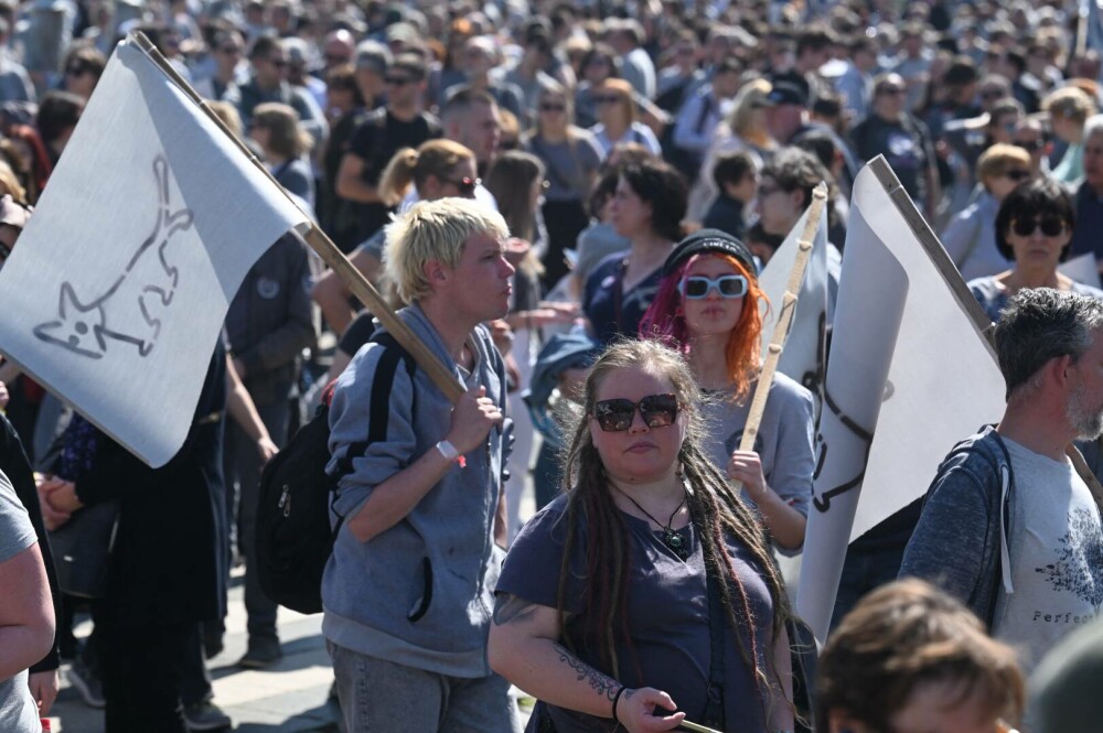 Protestatarii maghiari ironizează măsurile anti-LGBT ale lui Viktor Orban. „Să fim toţi la fel” - Imaginea 3