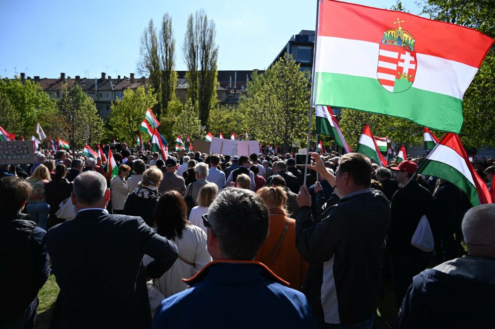 Protestatarii maghiari ironizează măsurile anti-LGBT ale lui Viktor Orban. „Să fim toţi la fel” - Imaginea 4