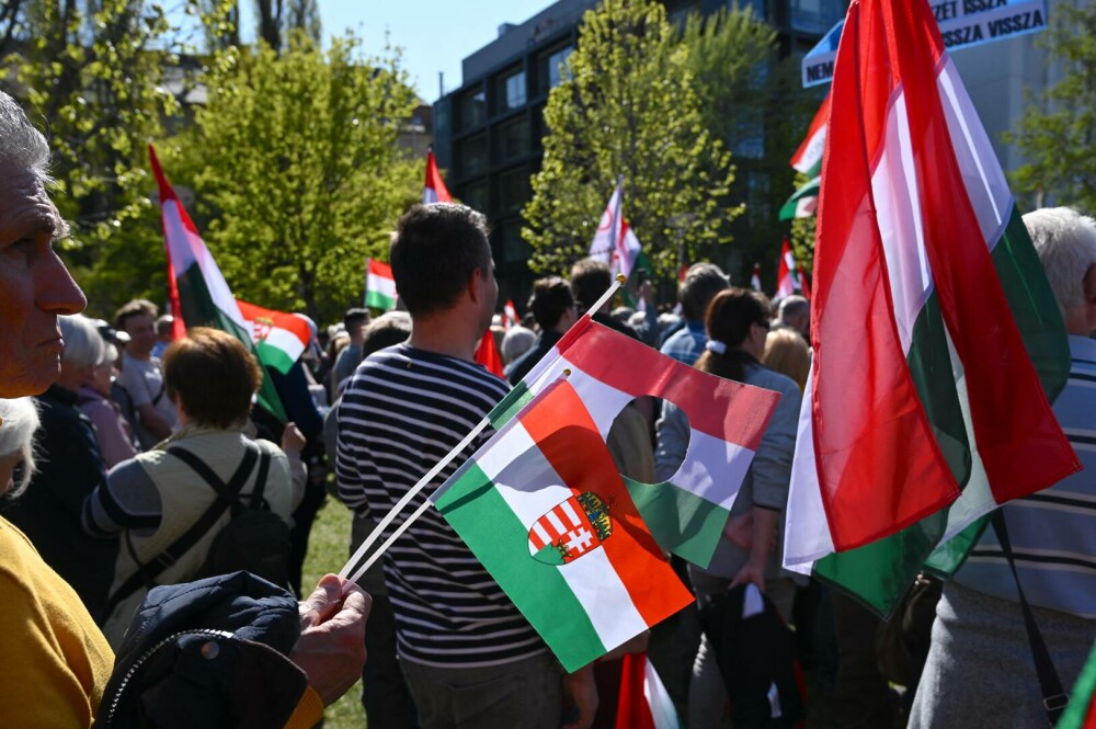 Protestatarii maghiari ironizează măsurile anti-LGBT ale lui Viktor Orban. „Să fim toţi la fel” - Imaginea 5