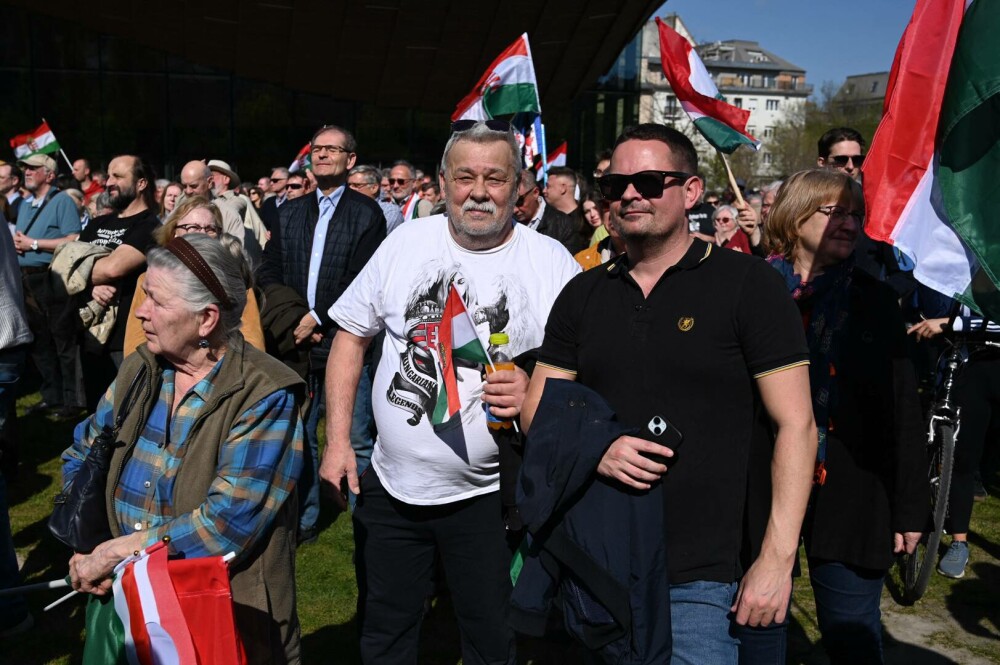 Protestatarii maghiari ironizează măsurile anti-LGBT ale lui Viktor Orban. „Să fim toţi la fel” - Imaginea 6