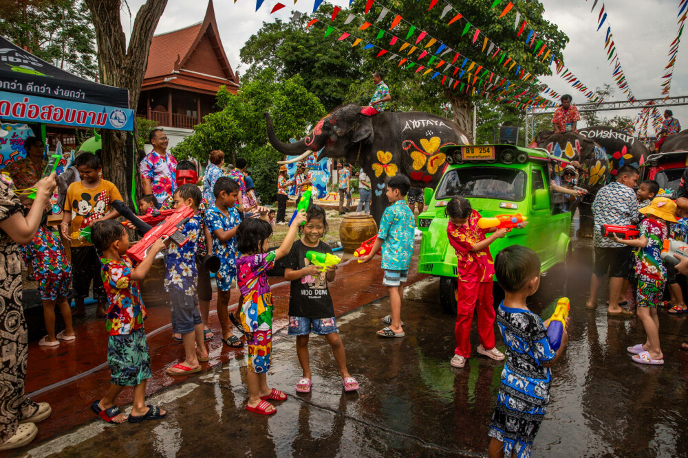 Thailanda sărbătoreşte Anul Nou cu festivalul tradiţional al apei. Ce simbolizează. GALERIE FOTO - Imaginea 4
