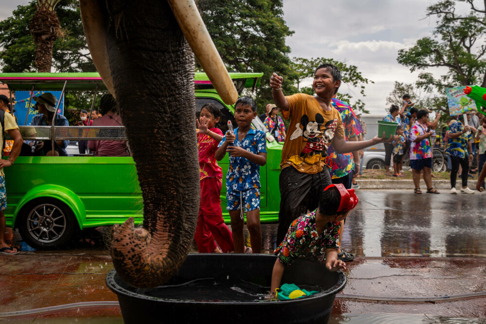 Thailanda sărbătoreşte Anul Nou cu festivalul tradiţional al apei. Ce simbolizează. GALERIE FOTO - Imaginea 7