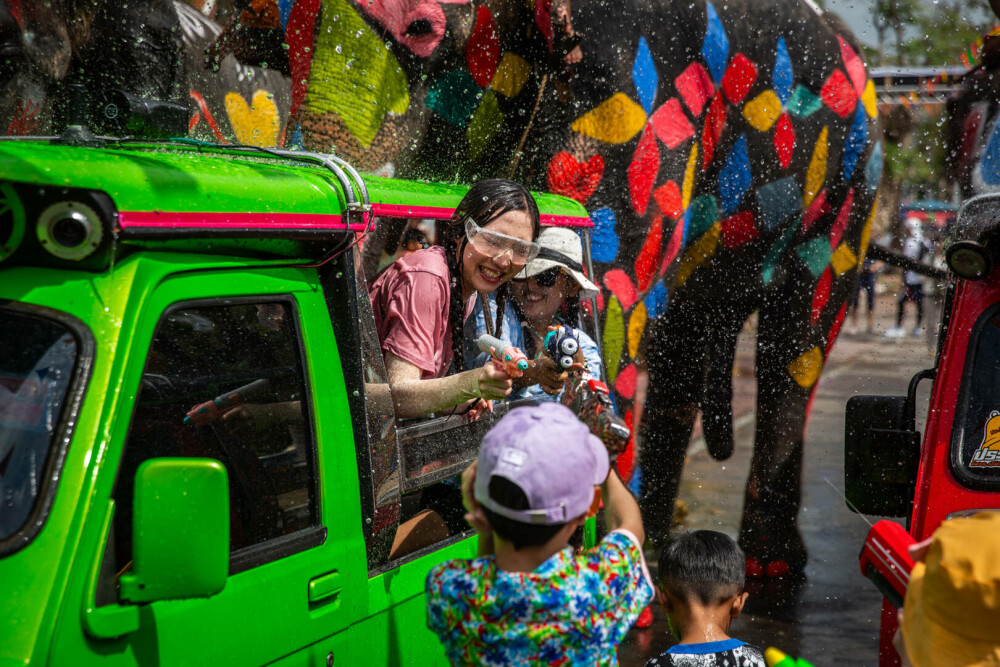 Thailanda sărbătoreşte Anul Nou cu festivalul tradiţional al apei. Ce simbolizează. GALERIE FOTO - Imaginea 8