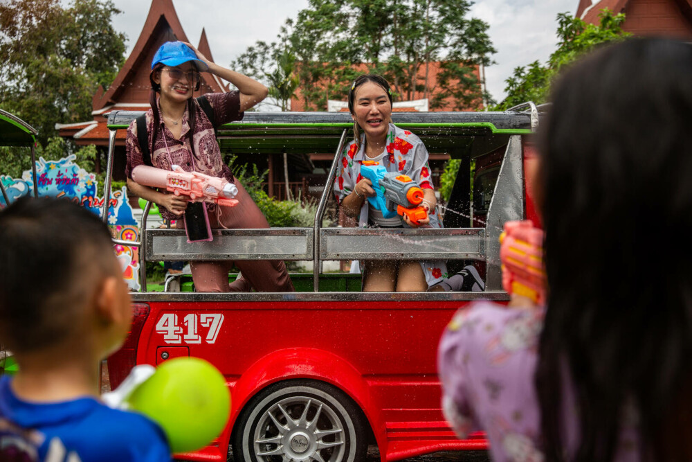 Thailanda sărbătoreşte Anul Nou cu festivalul tradiţional al apei. Ce simbolizează. GALERIE FOTO - Imaginea 9