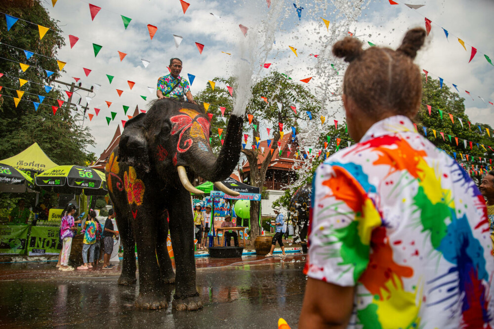 Thailanda sărbătoreşte Anul Nou cu festivalul tradiţional al apei. Ce simbolizează. GALERIE FOTO - Imaginea 10