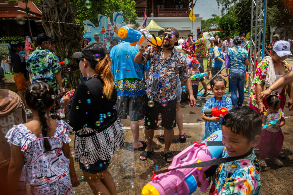 Thailanda sărbătoreşte Anul Nou cu festivalul tradiţional al apei. Ce simbolizează. GALERIE FOTO - Imaginea 13