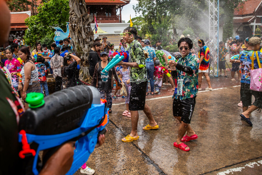 Thailanda sărbătoreşte Anul Nou cu festivalul tradiţional al apei. Ce simbolizează. GALERIE FOTO - Imaginea 14
