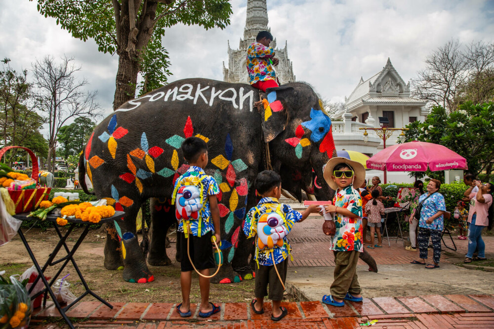 Thailanda sărbătoreşte Anul Nou cu festivalul tradiţional al apei. Ce simbolizează. GALERIE FOTO - Imaginea 17