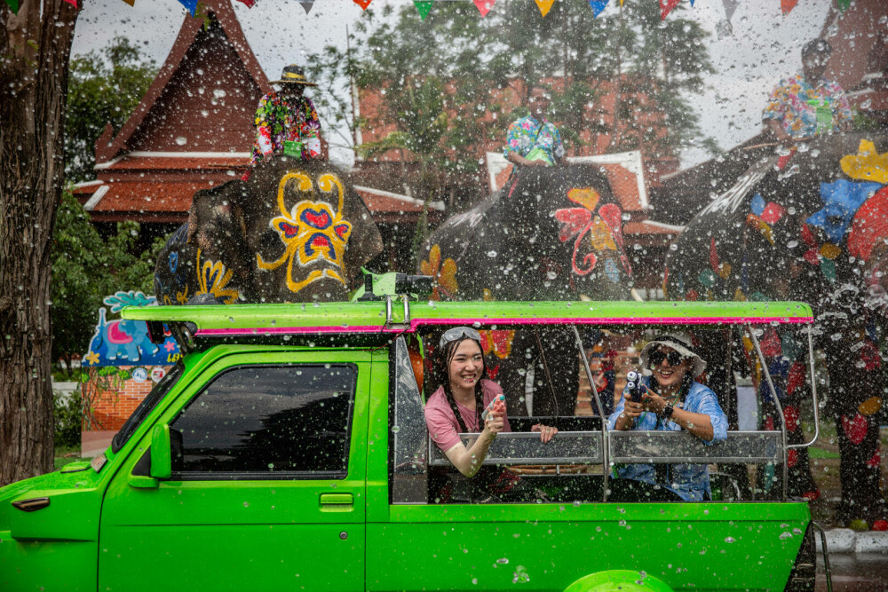 Thailanda sărbătoreşte Anul Nou cu festivalul tradiţional al apei. Ce simbolizează. GALERIE FOTO - Imaginea 18
