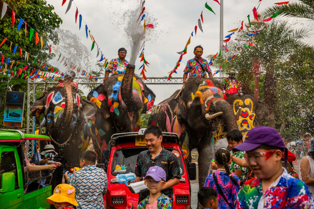 Thailanda sărbătoreşte Anul Nou cu festivalul tradiţional al apei. Ce simbolizează. GALERIE FOTO - Imaginea 19