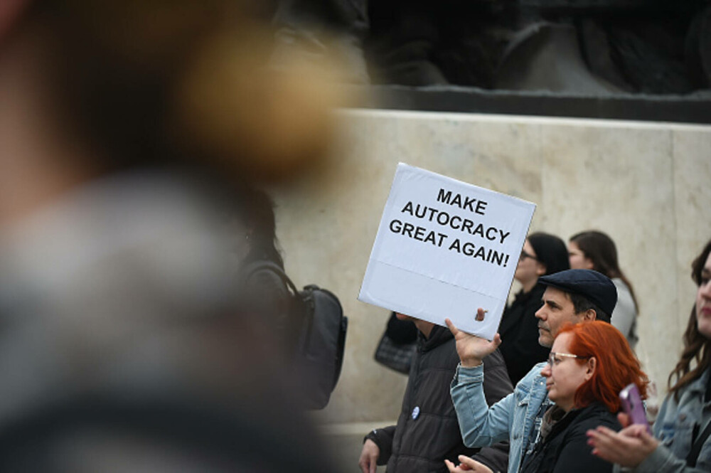 Protest în Ungaria după modificarea Constituției. Sute de persoane s-au adunat în fața Parlamentului. GALERIE FOTO - Imaginea 6