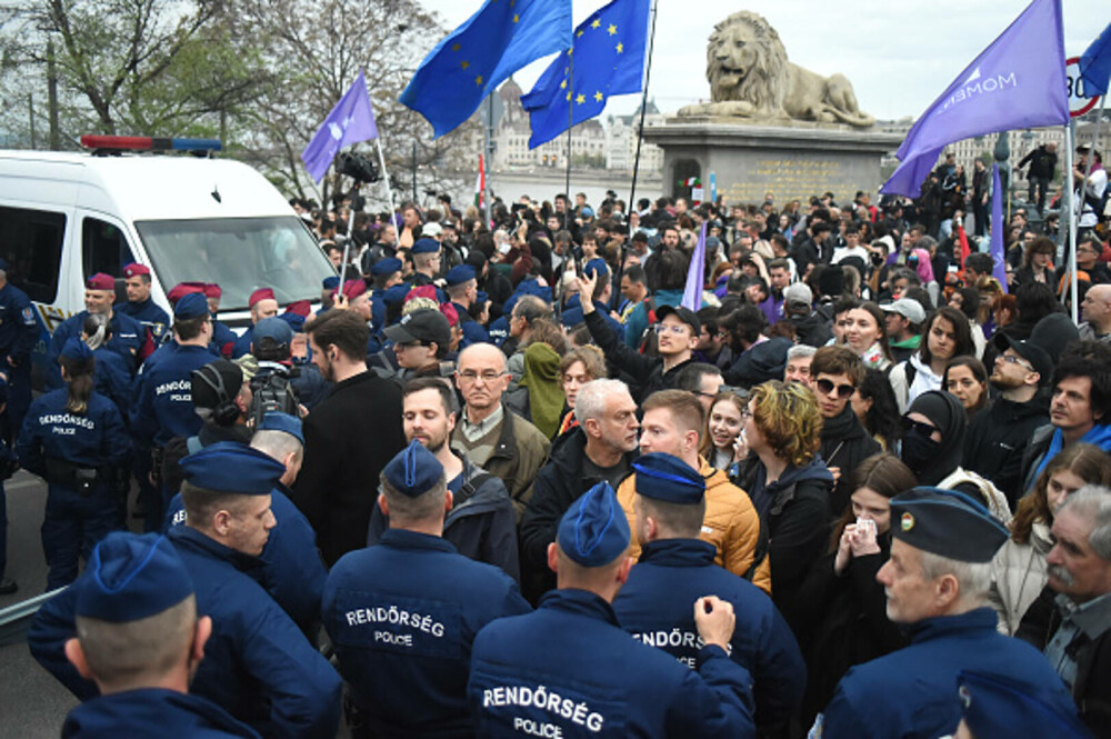 Protest în Ungaria după modificarea Constituției. Sute de persoane s-au adunat în fața Parlamentului. GALERIE FOTO - Imaginea 8