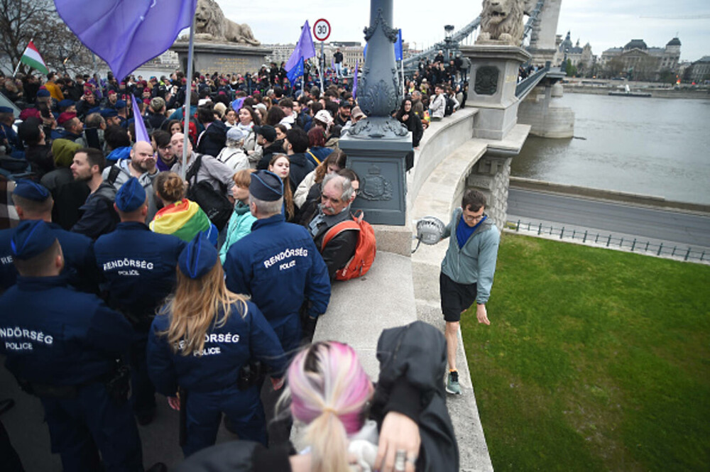 Protest în Ungaria după modificarea Constituției. Sute de persoane s-au adunat în fața Parlamentului. GALERIE FOTO - Imaginea 10
