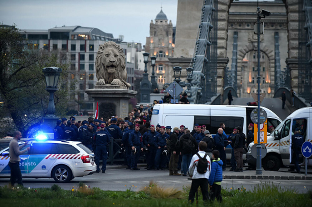 Protest în Ungaria după modificarea Constituției. Sute de persoane s-au adunat în fața Parlamentului. GALERIE FOTO - Imaginea 11
