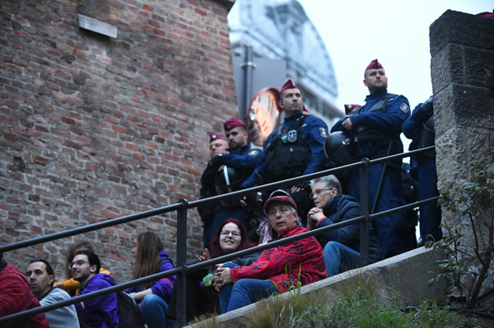 Protest în Ungaria după modificarea Constituției. Sute de persoane s-au adunat în fața Parlamentului. GALERIE FOTO - Imaginea 12
