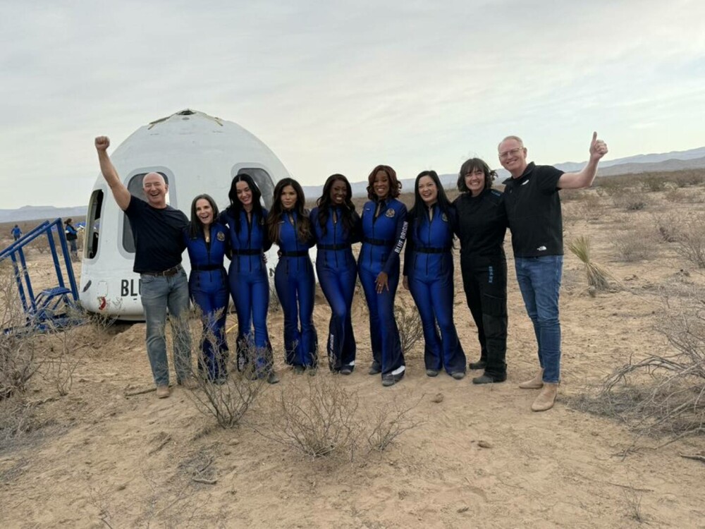 Primele imagini din interiorul capsulei Blue Origin, care a transportat cele șase femei în spațiu. VIDEO - Imaginea 2