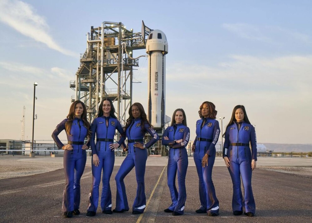 Primele imagini din interiorul capsulei Blue Origin, care a transportat cele șase femei în spațiu. VIDEO - Imaginea 3