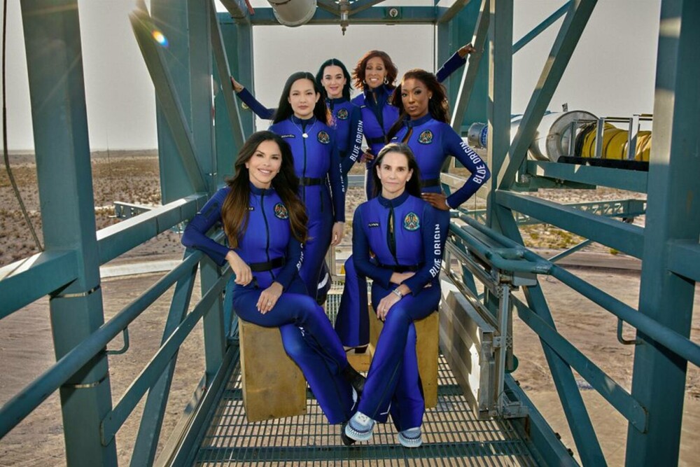 Primele imagini din interiorul capsulei Blue Origin, care a transportat cele șase femei în spațiu. VIDEO - Imaginea 4