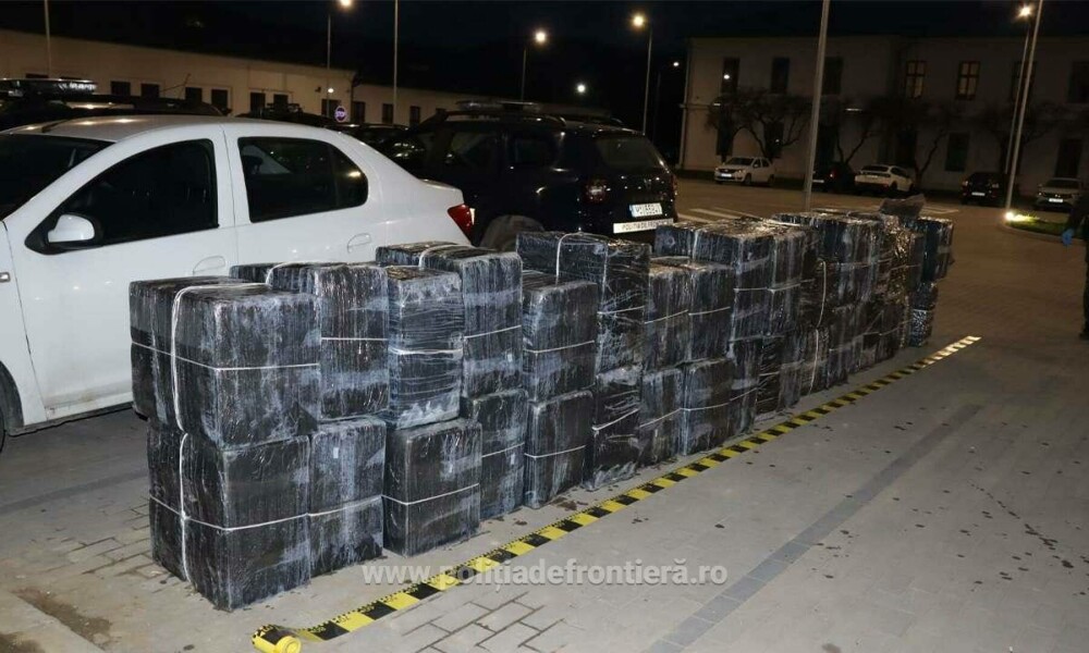 Descoperire de peste 130.000 de euro în Maramureș. Șoferul unei autoutilitare a fost reținut după un control al polițiștilor - Imaginea 3