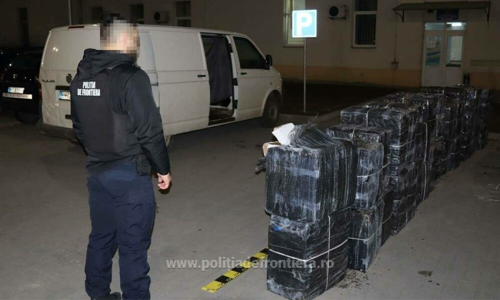 Descoperire de peste 130.000 de euro în Maramureș. Șoferul unei autoutilitare a fost reținut după un control al polițiștilor - Imaginea 2