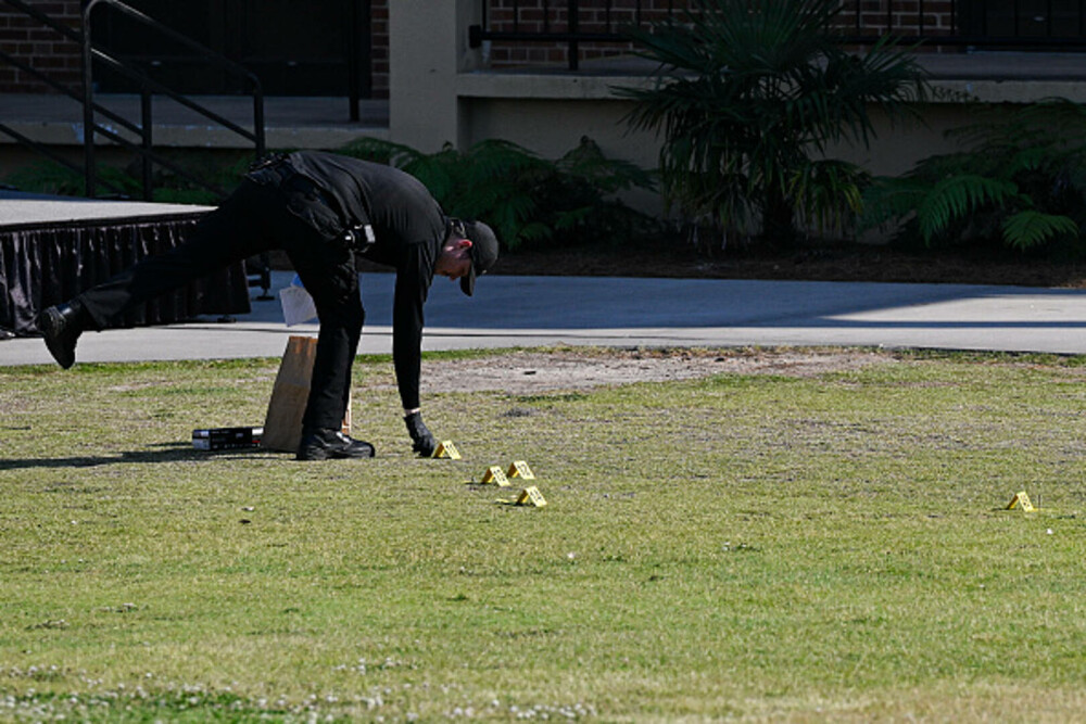 Atac armat la o universitate din Florida: 2 morţi şi 6 răniţi. Suspectul a fost împușcat de poliție. FOTO & VIDEO - Imaginea 6
