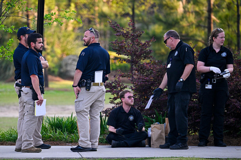 Atac armat la o universitate din Florida: 2 morţi şi 6 răniţi. Suspectul a fost împușcat de poliție. FOTO & VIDEO - Imaginea 16