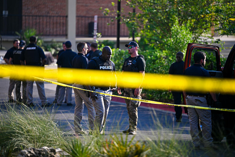 Atac armat la o universitate din Florida: 2 morţi şi 6 răniţi. Suspectul a fost împușcat de poliție. FOTO & VIDEO - Imaginea 17