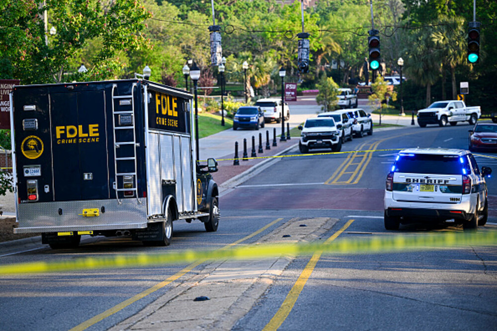 Atac armat la o universitate din Florida: 2 morţi şi 6 răniţi. Suspectul a fost împușcat de poliție. FOTO & VIDEO - Imaginea 25