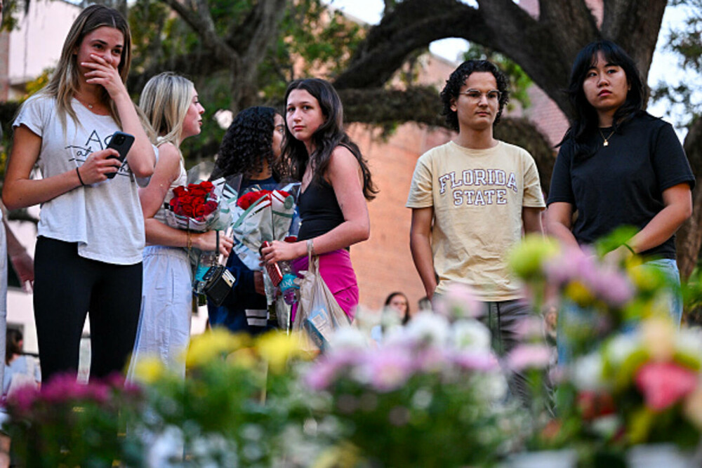 Atac armat la o universitate din Florida: 2 morţi şi 6 răniţi. Suspectul a fost împușcat de poliție. FOTO & VIDEO - Imaginea 26