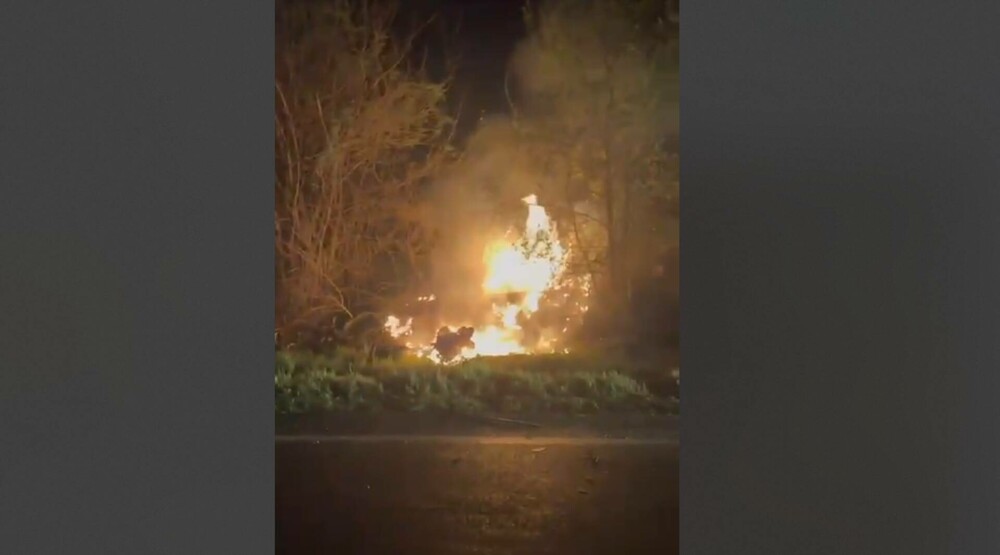 Un tânăr a murit carbonizat într-o mașină ruptă în două, în Caraș-Severin. Un șofer vitezoman a produs tragedia - Imaginea 1