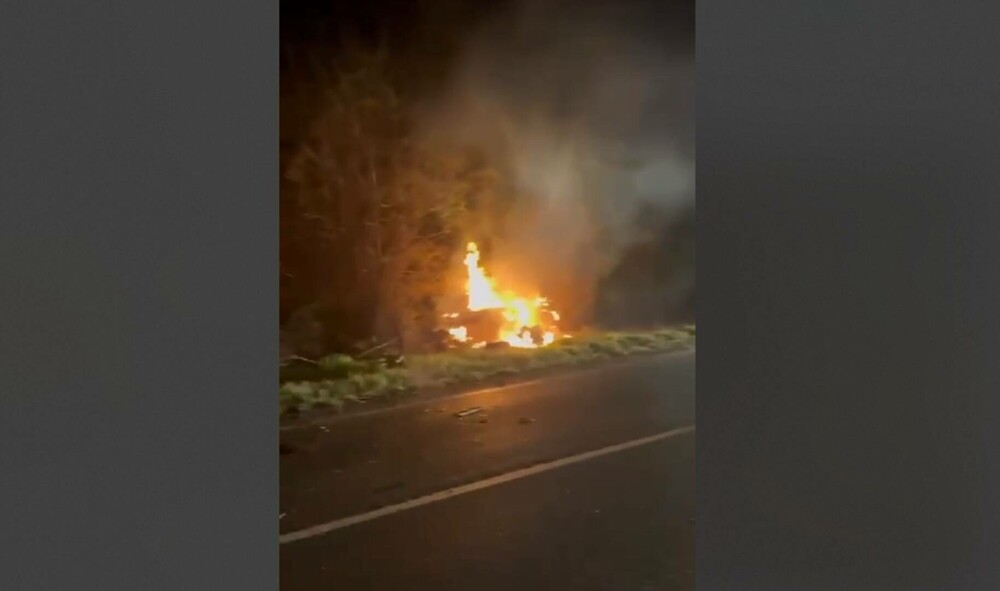 Un tânăr a murit carbonizat într-o mașină ruptă în două, în Caraș-Severin. Un șofer vitezoman a produs tragedia - Imaginea 2