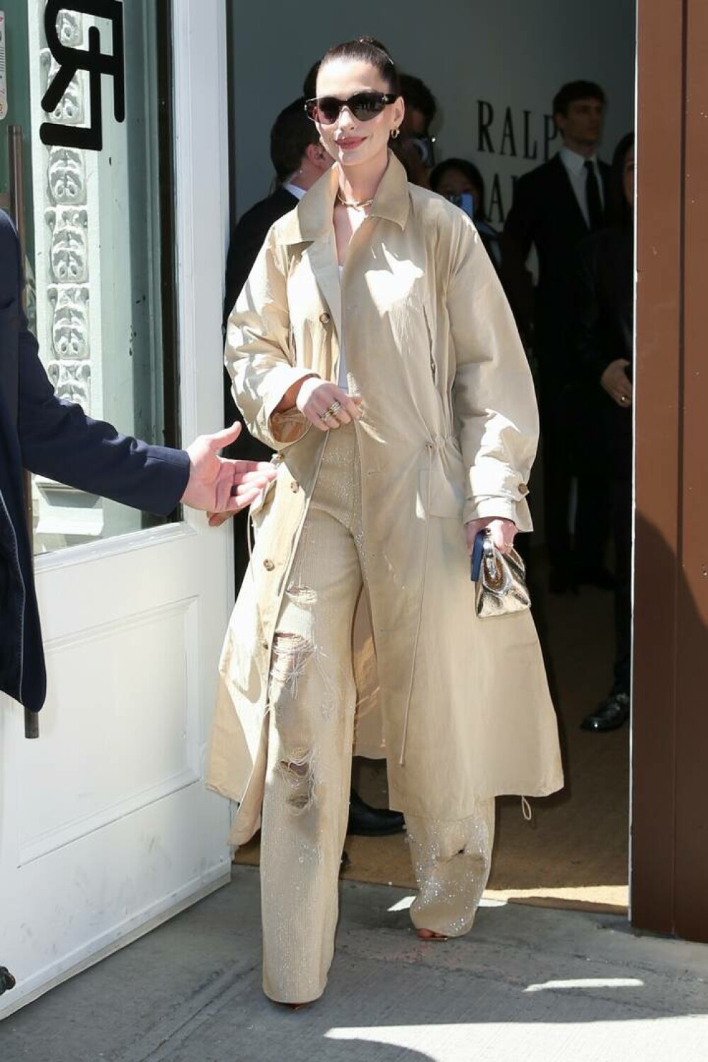 Anne Hathaway a atras toate privirile la prezentarea Ralph Lauren din New York, într-o pereche de blugi de mii de dolari - Imaginea 8
