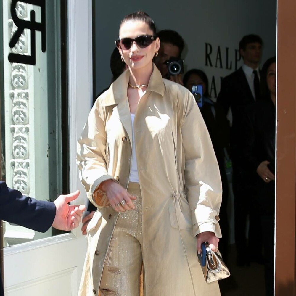 Anne Hathaway a atras toate privirile la prezentarea Ralph Lauren din New York, într-o pereche de blugi de mii de dolari - Imaginea 11