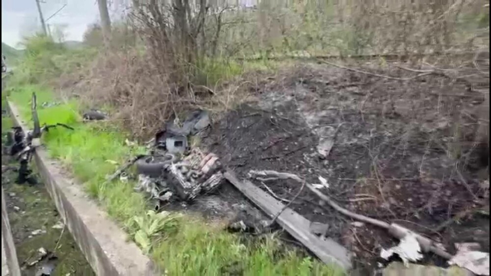 Un tânăr a murit carbonizat într-o mașină ruptă în două, în Caraș-Severin. Un șofer vitezoman a produs tragedia - Imaginea 3