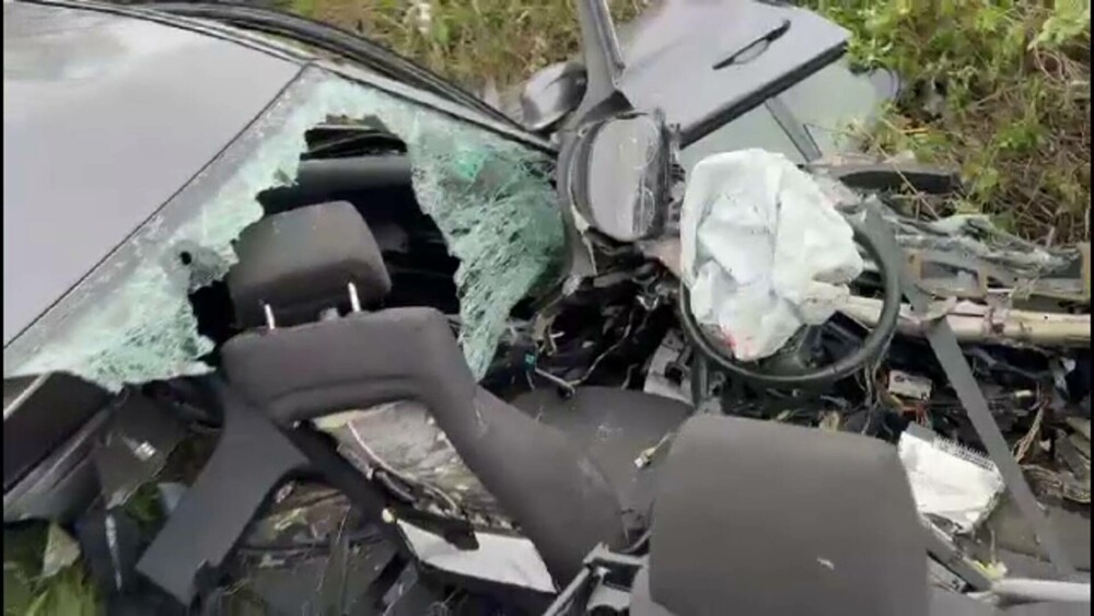 Un tânăr a murit carbonizat într-o mașină ruptă în două, în Caraș-Severin. Un șofer vitezoman a produs tragedia - Imaginea 4