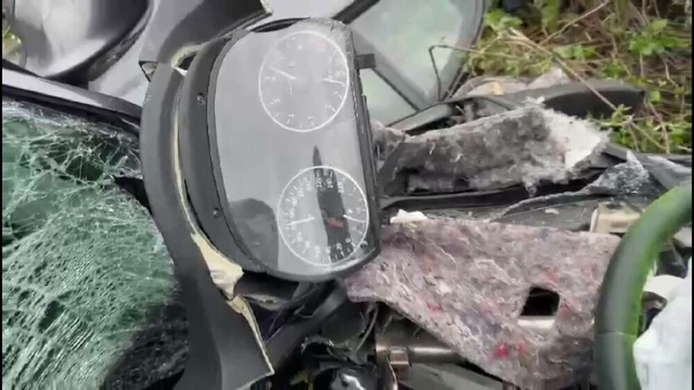 Un tânăr a murit carbonizat într-o mașină ruptă în două, în Caraș-Severin. Un șofer vitezoman a produs tragedia - Imaginea 5