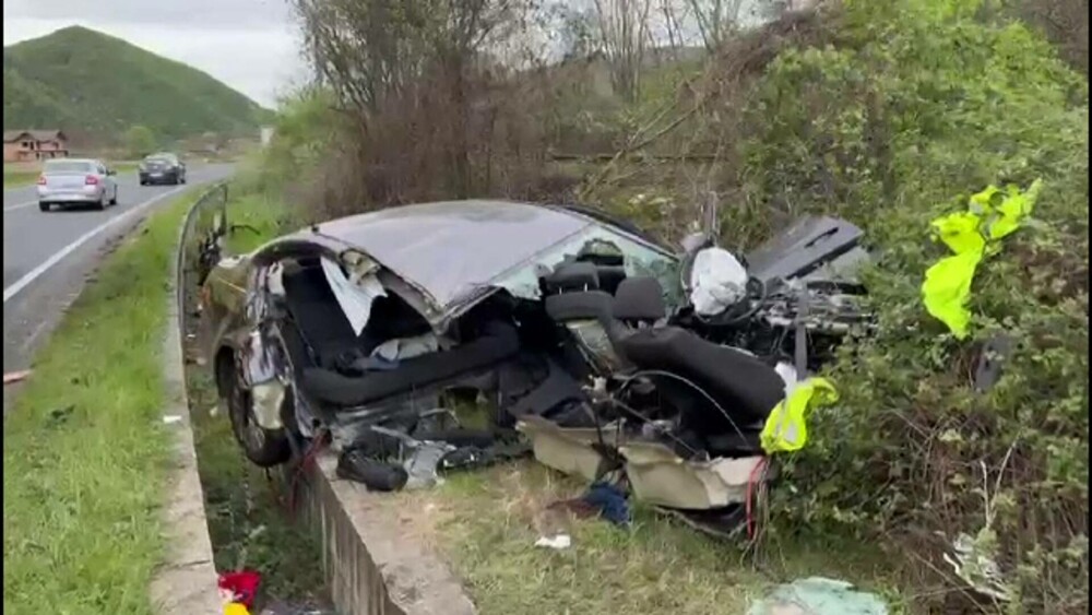 Un tânăr a murit carbonizat într-o mașină ruptă în două, în Caraș-Severin. Un șofer vitezoman a produs tragedia - Imaginea 6