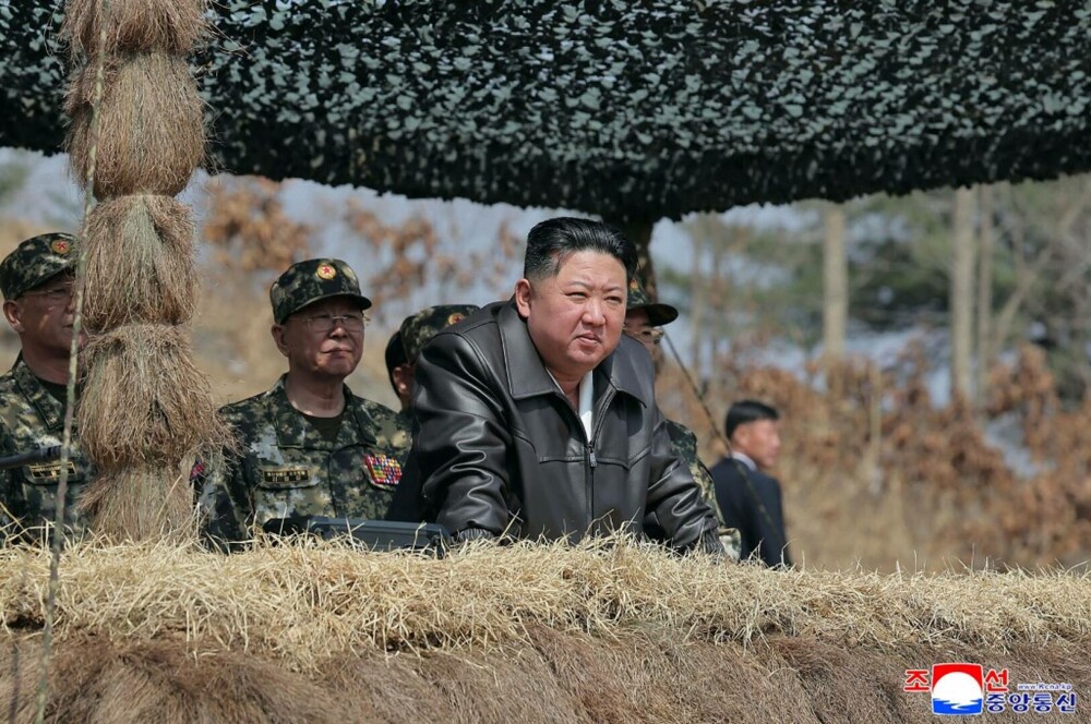 Kim Jong Un, apariție de senzație pe „insula comorilor”. Liderul nord-coreean, ținută fashion în fața supușilor. GALERIE FOTO - Imaginea 8