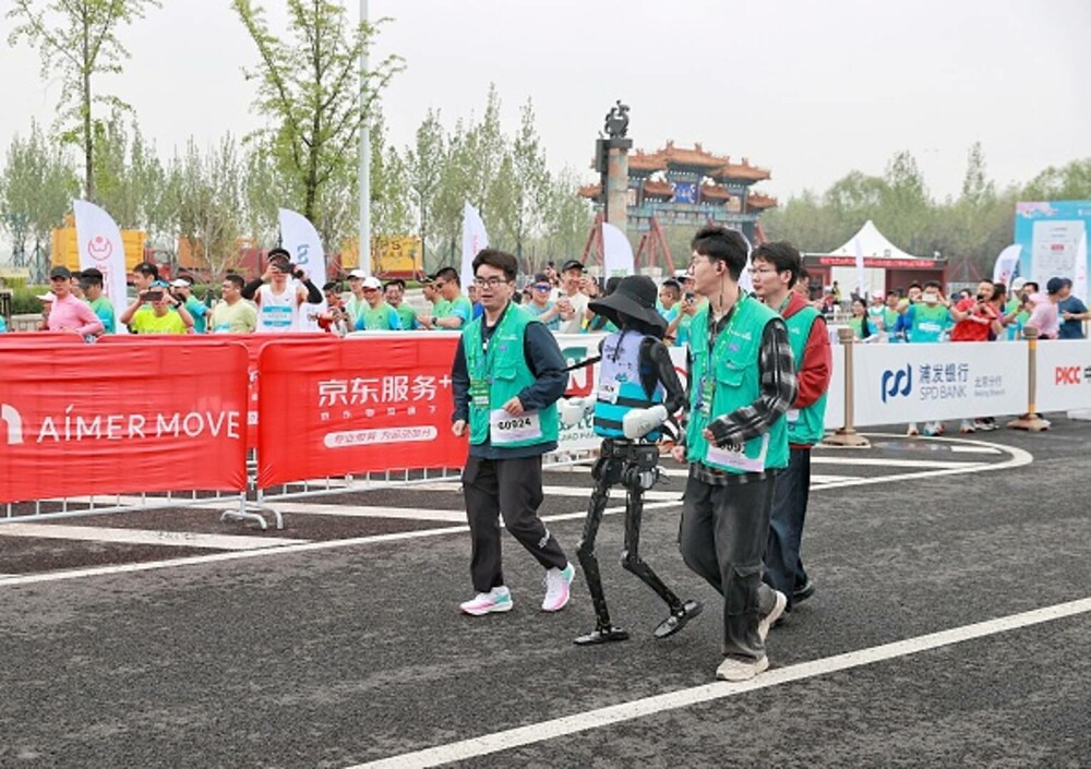 Primul semi-maraton cu roboți umanoizi din lume a fost organizat în China. Cine a câștigat cursa | GALERIE FOTO - Imaginea 1