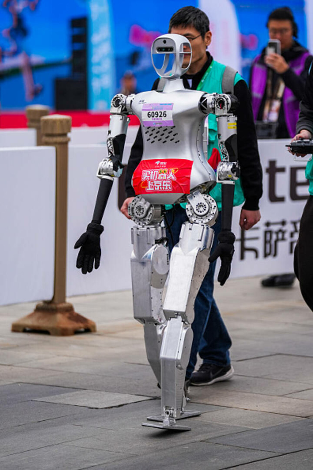 Primul semi-maraton cu roboți umanoizi din lume a fost organizat în China. Cine a câștigat cursa | GALERIE FOTO - Imaginea 2