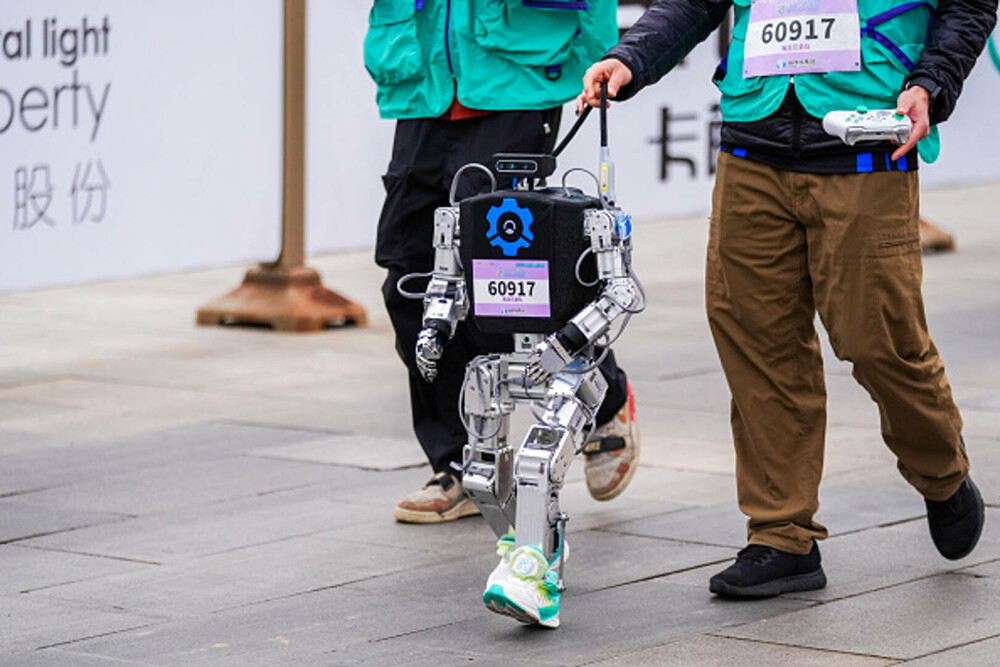 Primul semi-maraton cu roboți umanoizi din lume a fost organizat în China. Cine a câștigat cursa | GALERIE FOTO - Imaginea 3