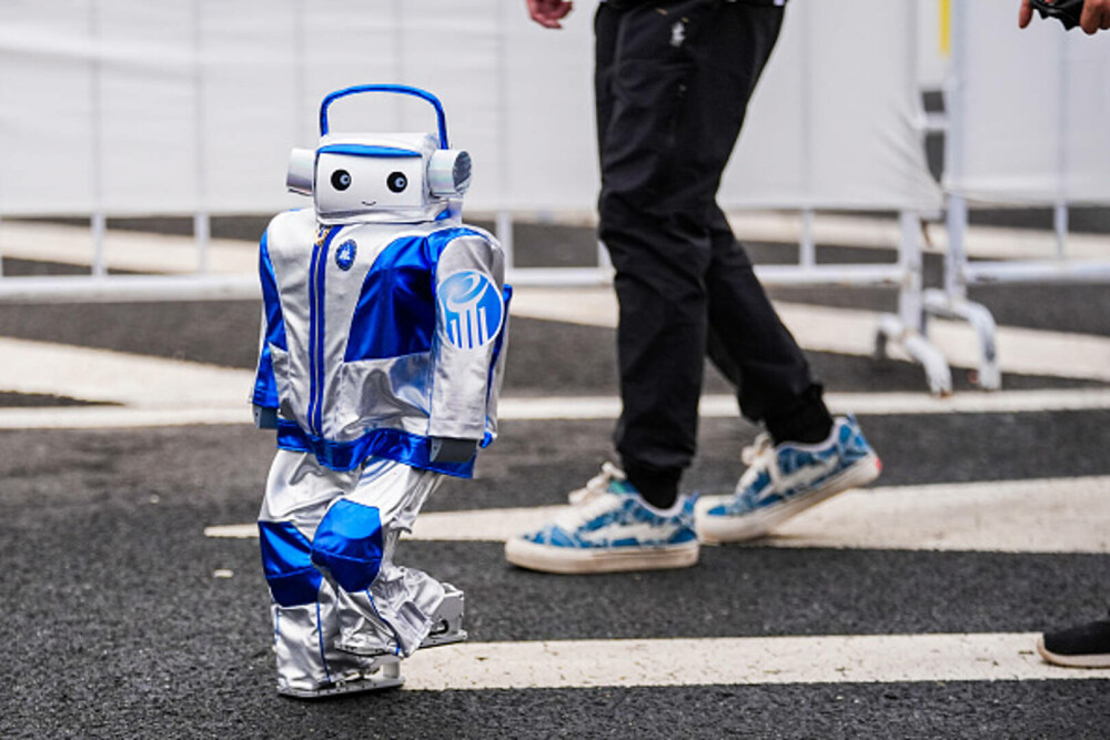 Primul semi-maraton cu roboți umanoizi din lume a fost organizat în China. Cine a câștigat cursa | GALERIE FOTO - Imaginea 4